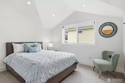 132 NE 52nd Street, Seattle, WA 98105 - Photo 23
