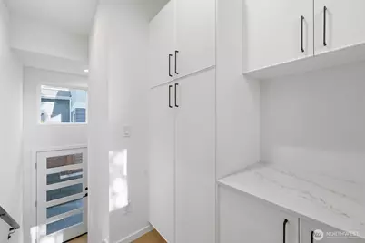 10702 Linden Avenue N, Seattle, WA 98133 - Photo 15