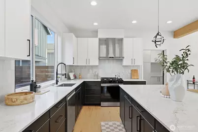 10702 Linden Avenue N, Seattle, WA 98133 - Photo 7