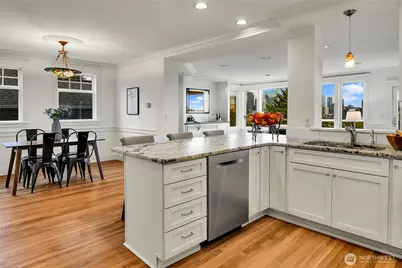 922 Nob Hill Avenue N, Seattle, WA 98109 - Photo 11