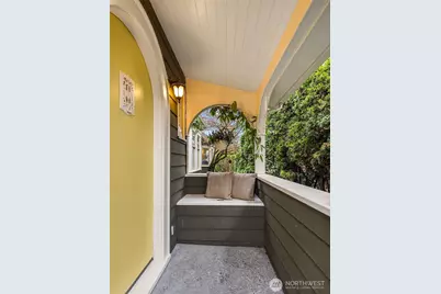 5728 34th Avenue NE, Seattle, WA 98105 - Photo 3