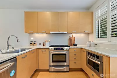 10595 NE 12th Place #102, Bellevue, WA 98004 - Photo 9