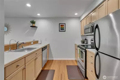 559 McGraw Street #201, Seattle, WA 98109 - Photo 11