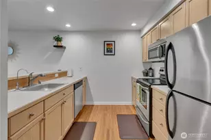 559 McGraw St, Seattle, WA 98109 - Photo 11