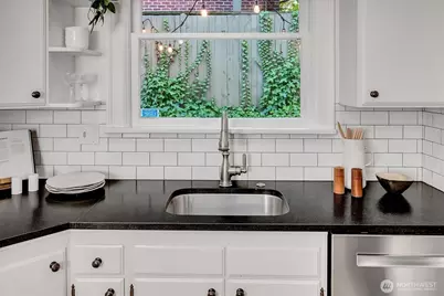 2103 5th Avenue N, Seattle, WA 98109 - Photo 11