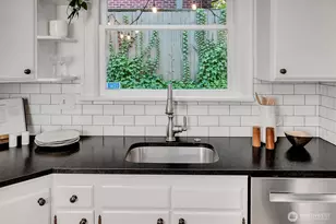 2103 5th Ave N, Seattle, WA 98109 - Photo 11