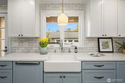 2827 40th Avenue W, Seattle, WA 98199 - Photo 11