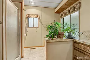 23812 Lake Dr E, Bothell, WA 98021 - Photo 25