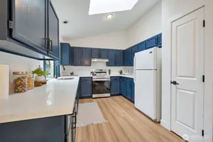 953 Field Ave NE, Renton, WA 98059 - Photo 9