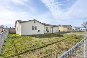 1215 Lowry St, Moses Lake, WA 98837 - Photo 3