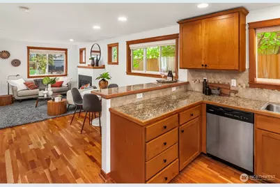 9418 Fremont Avenue N, Seattle, WA 98103 - Photo 9