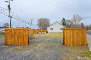 1038 W Lakeside Dr, Moses Lake, WA 98837 - Photo 3