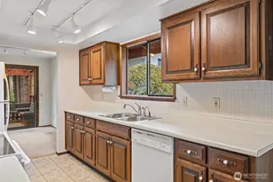 210 E Hawthorne Pl, Port Angeles, WA 98362 - Photo 9