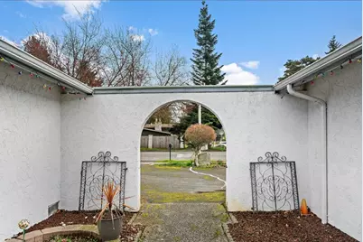 15401 Meridian Avenue N, Shoreline, WA 98133 - Photo 3