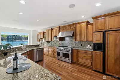 8696 Island Drive S, Seattle, WA 98118 - Photo 11