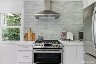 1049 S 112th St, Seattle, WA 98168 - Photo 9