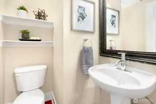 921 N 35th St, Seattle, WA 98103 - Photo 17