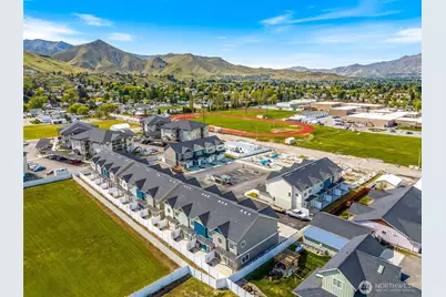 1075 Red Apple Road #D13, Wenatchee, WA 98801 - Photo 3