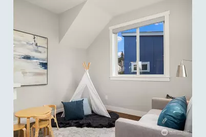 8004 Burke Avenue N, Seattle, WA 98103 - Photo 13