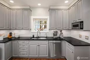 3609 Burke Ave N, Seattle, WA 98103 - Photo 15