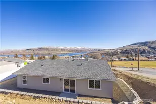 358 Ives St, Pateros, WA 98846 - Photo 1