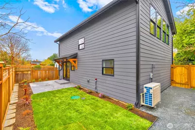 8253 Densmore Avenue N, Seattle, WA 98103 - Photo 27