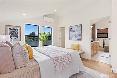 8253 Densmore Avenue N, Seattle, WA 98103 - Photo 17