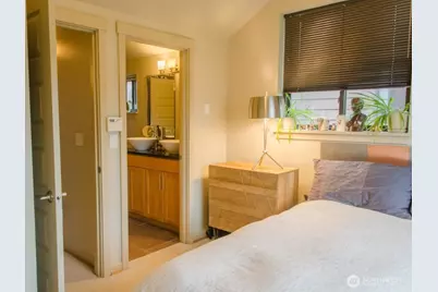 7937 Densmore Avenue N, Seattle, WA 98103 - Photo 19