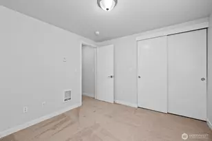 911 N 104th St, Seattle, WA 98133 - Photo 9