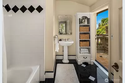 623 W Highland Drive, Seattle, WA 98119 - Photo 37