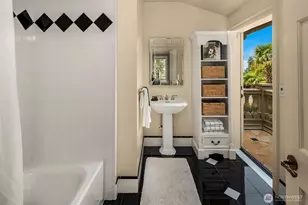 623 W Highland Dr, Seattle, WA 98119 - Photo 37