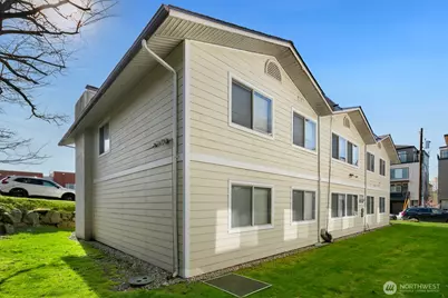 9200 Densmore Avenue N, Seattle, WA 98103 - Photo 11