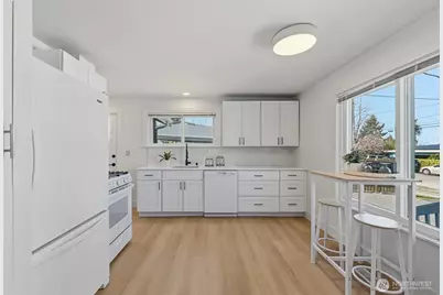 1221 S 101st Street, Seattle, WA 98168 - Photo 9