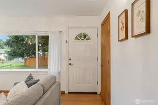 20068 21st Ave NE, Shoreline, WA 98155 - Photo 3