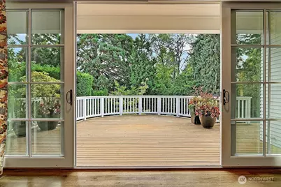 8975 NE 10th Street, Bellevue, WA 98004 - Photo 3