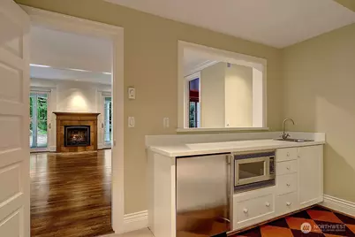 8975 NE 10th Street, Bellevue, WA 98004 - Photo 17