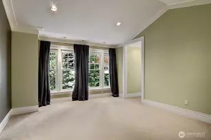 8975 NE 10th St, Bellevue, WA 98004 - Photo 13