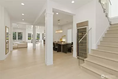 9215 NE 32nd Street, Clyde Hill, WA 98004 - Photo 3