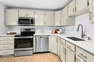 8720 Phinney Ave N, Seattle, WA 98103 - Photo 11