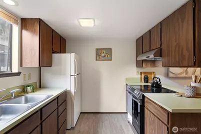 9545 Interlake Avenue N, Seattle, WA 98103 - Photo 13