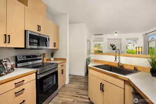 566 241st Ln SE, Sammamish, WA 98074 - Photo 9