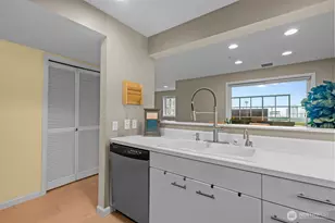 420 Melrose Ave E, Seattle, WA 98102 - Photo 13