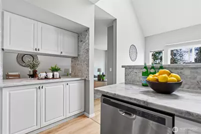 6649 SE Cougar Mountain Way, Bellevue, WA 98006 - Photo 11