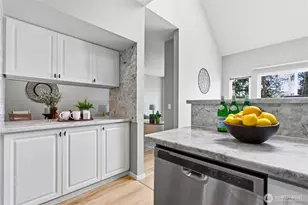 6649 SE Cougar Mountain Way, Bellevue, WA 98006 - Photo 11