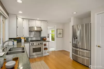 7946 Grand Avenue NE, Bainbridge Island, WA 98110 - Photo 11