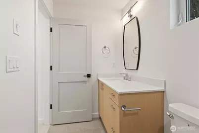 10748 Interlake Avenue N, Seattle, WA 98133 - Photo 17
