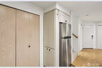 9242 Woodlawn Avenue N #B, Seattle, WA 98103 - Photo 13