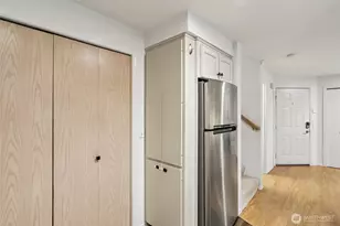 9242 Woodlawn Ave N, Seattle, WA 98103 - Photo 13