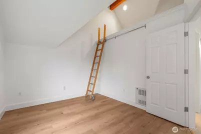 910 N 74th Street, Seattle, WA 98103 - Photo 19