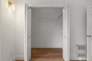 910 N 74th St, Seattle, WA 98103 - Photo 17